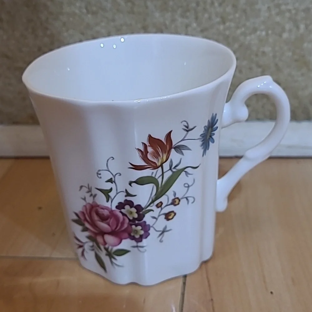 4 Royal Grafton cup, no damage - Picture 3 of 8